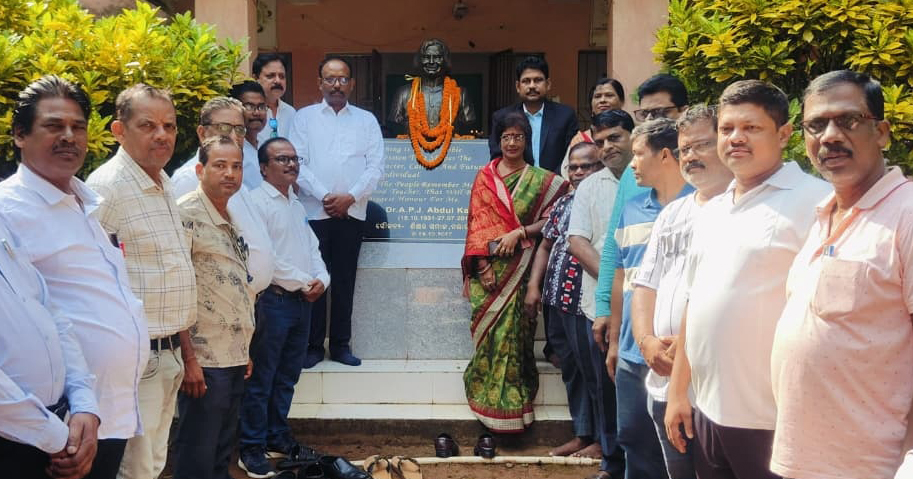 ପୂର୍ବତନ ରାଷ୍ଟ୍ରପତିଙ୍କ ଜୟନ୍ତୀରେ ଶ୍ରଦ୍ଧାଞ୍ଜଳି