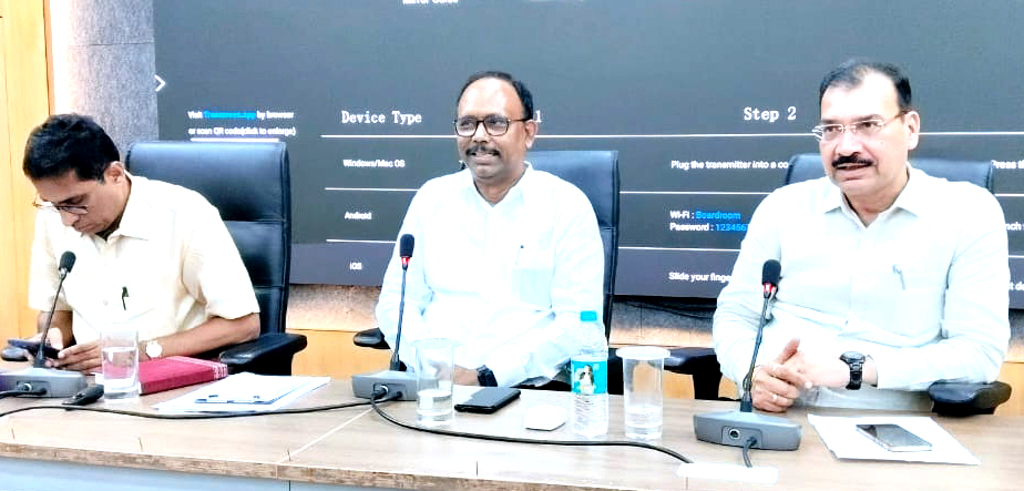 ଓଏଏସ୍ ପ୍ରଶିକ୍ଷାର୍ଥୀଙ୍କୁ ପାଠ ପଢ଼ାଇଲେ ଅଧ୍ୟକ୍ଷ